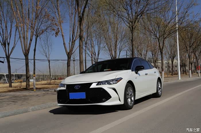 白色黑顶魅力大轿,亚洲龙身影放飞自我