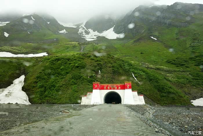 嘎隆拉隧道.上面就是嘎隆拉雪山,就是这座雪山使墨脱与世隔绝.