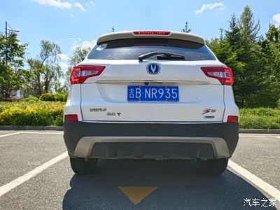 长安cs75一幅高端大气的外型,尾部的设计更是让我们感受长安车的时尚