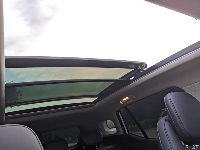 天气闷热呼叫小祺打开全景天窗,舒适感满满