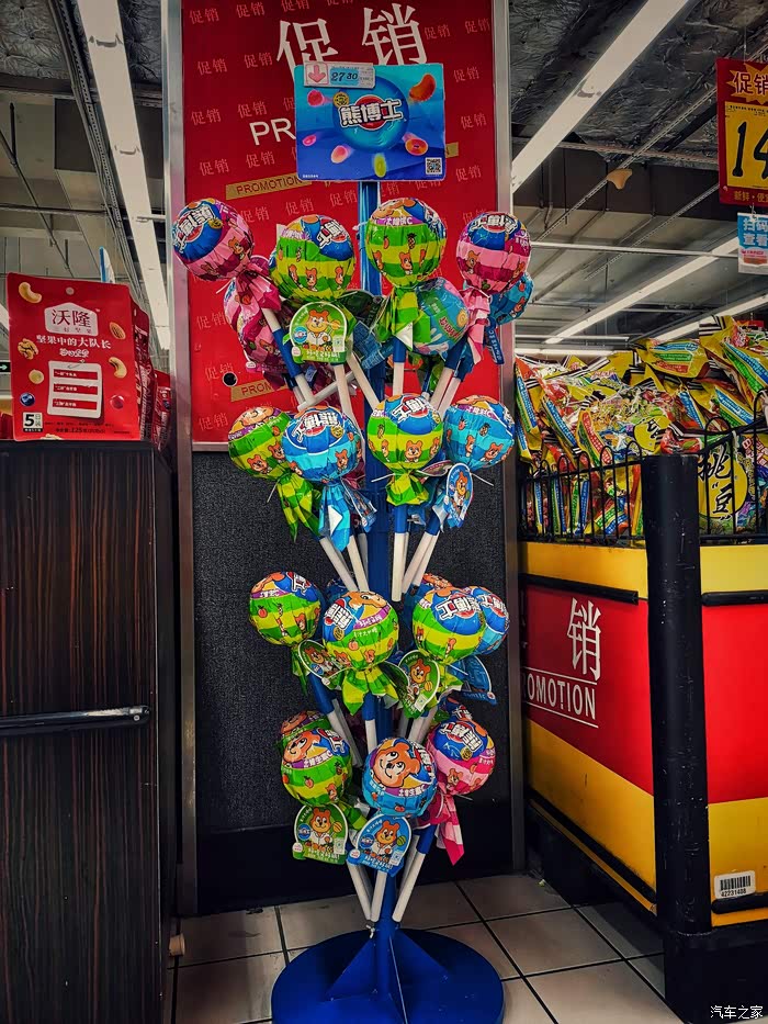 这超大棒棒糖,诱惑诱惑小孩子吧