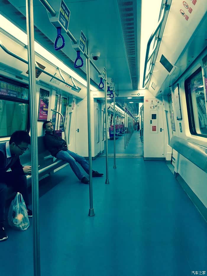 深圳的地铁,空荡荡的.