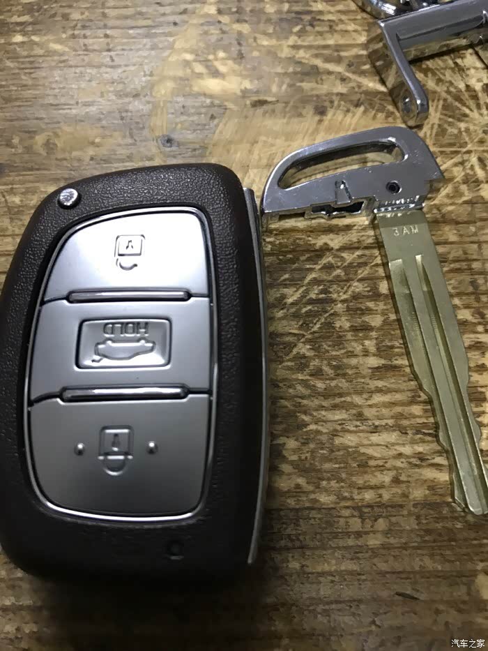 两把机械钥匙在智能钥匙里面