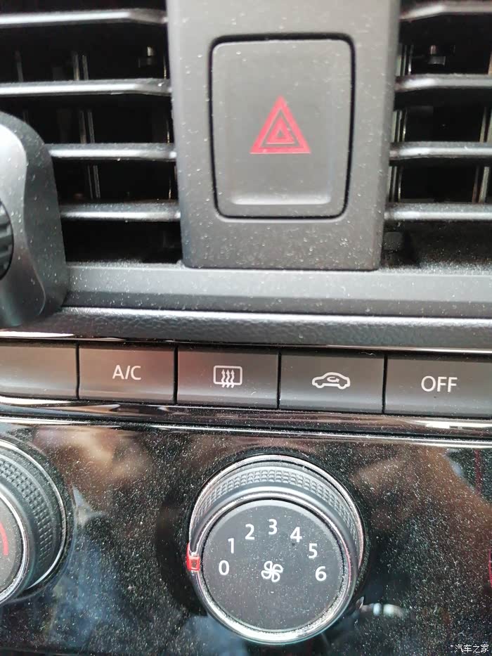 20款时尚版有前挡玻璃除雾开关吗