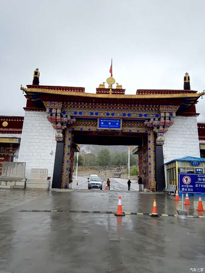 哲蚌寺大门,从大门到真正的寺庙还有近2公里的路程,车是可以开进去的.