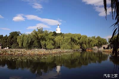 在东岸拍摄"北海公园白塔与太液池"