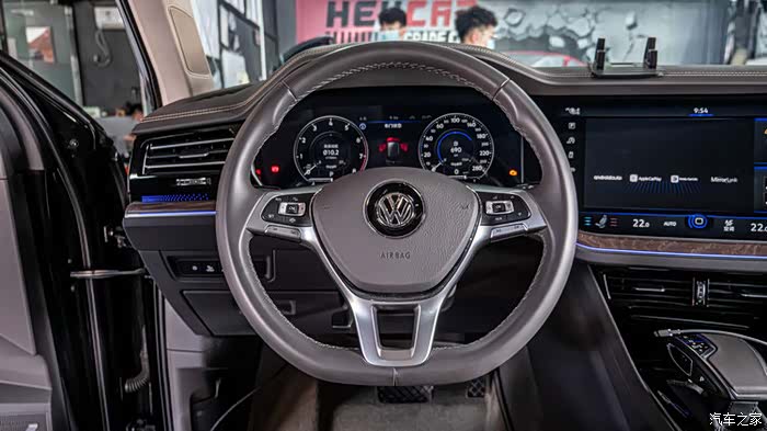 途锐升级新款加热方向盘 带拨片 前后新款logo标 投影门灯案例