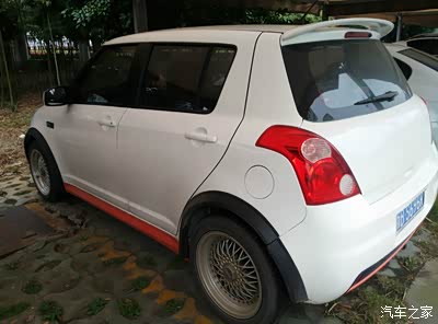 白色车身 侧裙加前后杠底部加点橙色