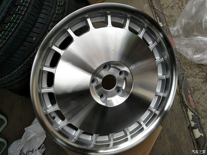 出皇冠大饼轮毂