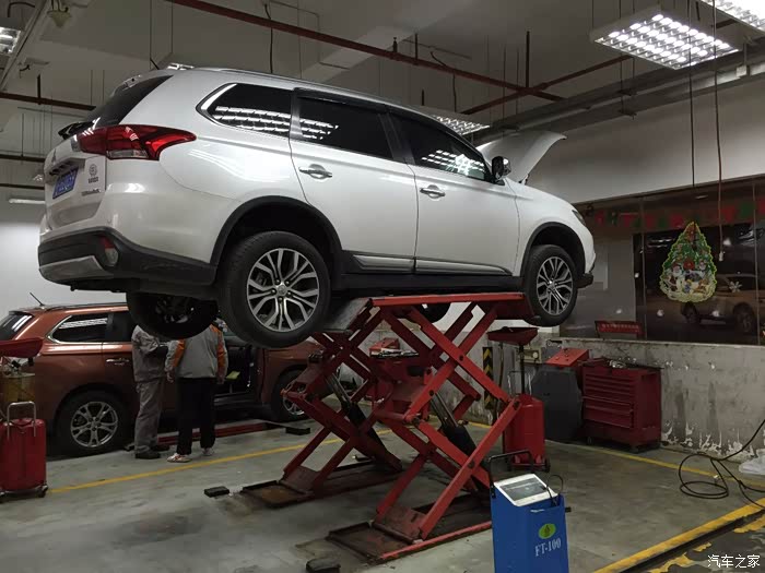 抬升机器车辆侧裙接触的地方放了泡沫缓冲块.