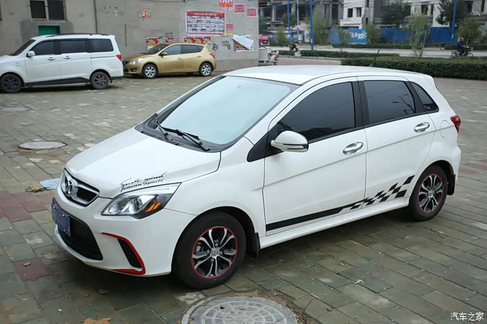 白色绅宝d20乐天15改装外观雾灯多媒体一体机