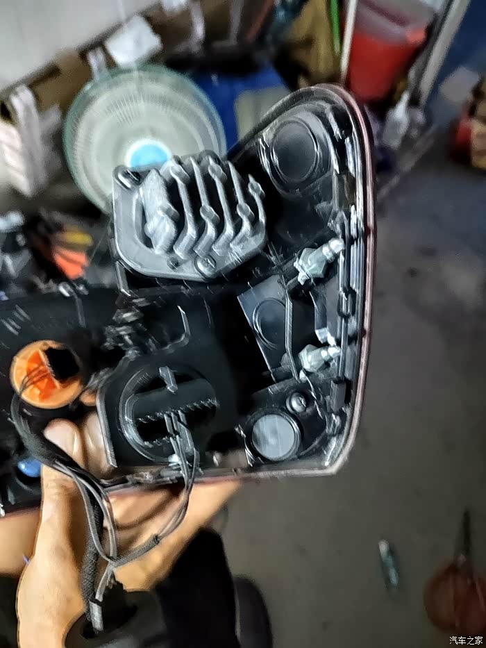 新科雷傲后尾灯终于拆下来了