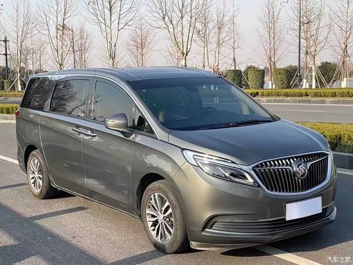 这款豪华版的别克gl8就是大气,真是太迷人了,内部空间很大.