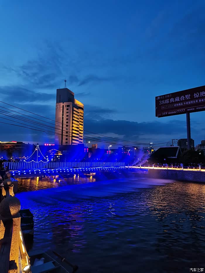 海丰大桥上音乐喷泉表演开始了.