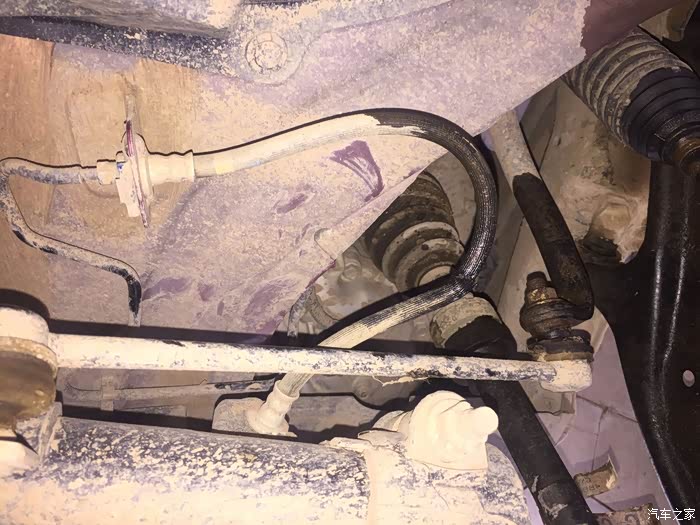 逍客左前刹车油管破裂漏油,大神帮忙分析分析咋回事.