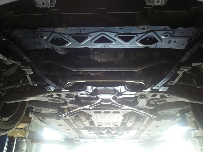 14代皇冠有加装 顶吧和别的加强件的吗?