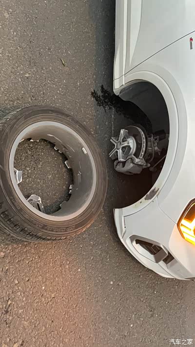 9月6日正常高架行驶中,未发生交通事故及车辆碰撞情况下,轮毂无故断裂