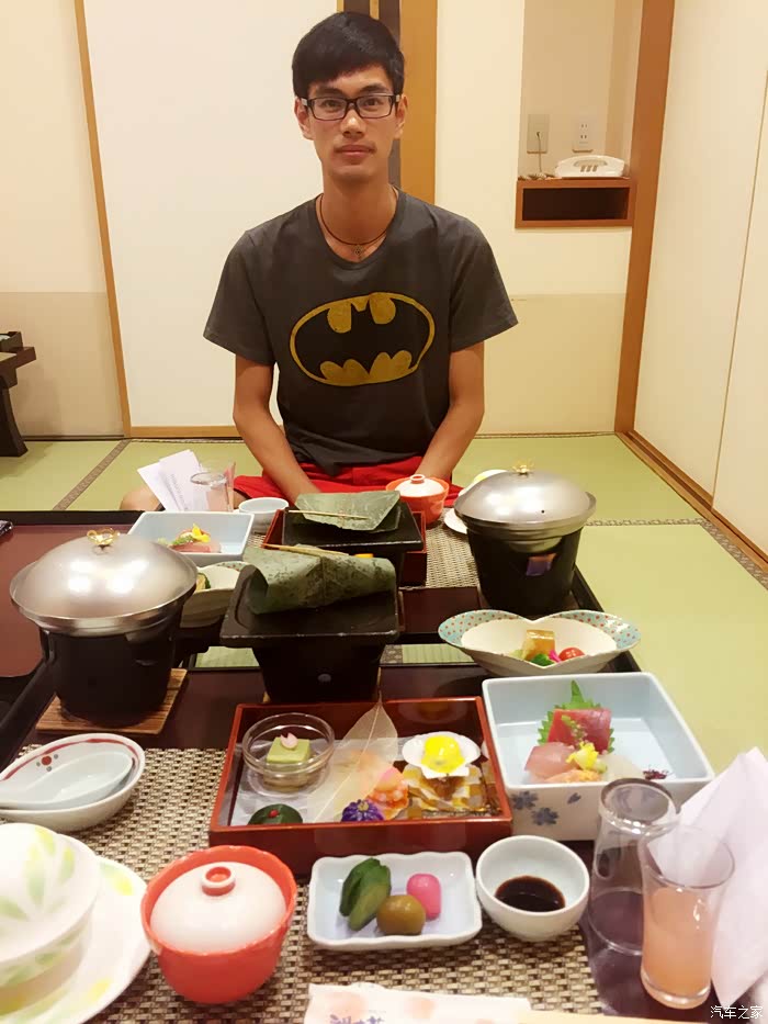 跪地吃饭的坐姿只坚持了2分钟,实在是坚持不住,最后还是盘腿吃饭了.