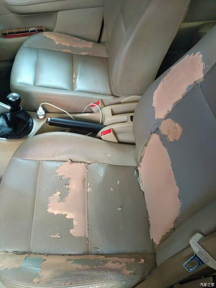 我的307为啥5年时间皮座椅掉皮成这样子了?