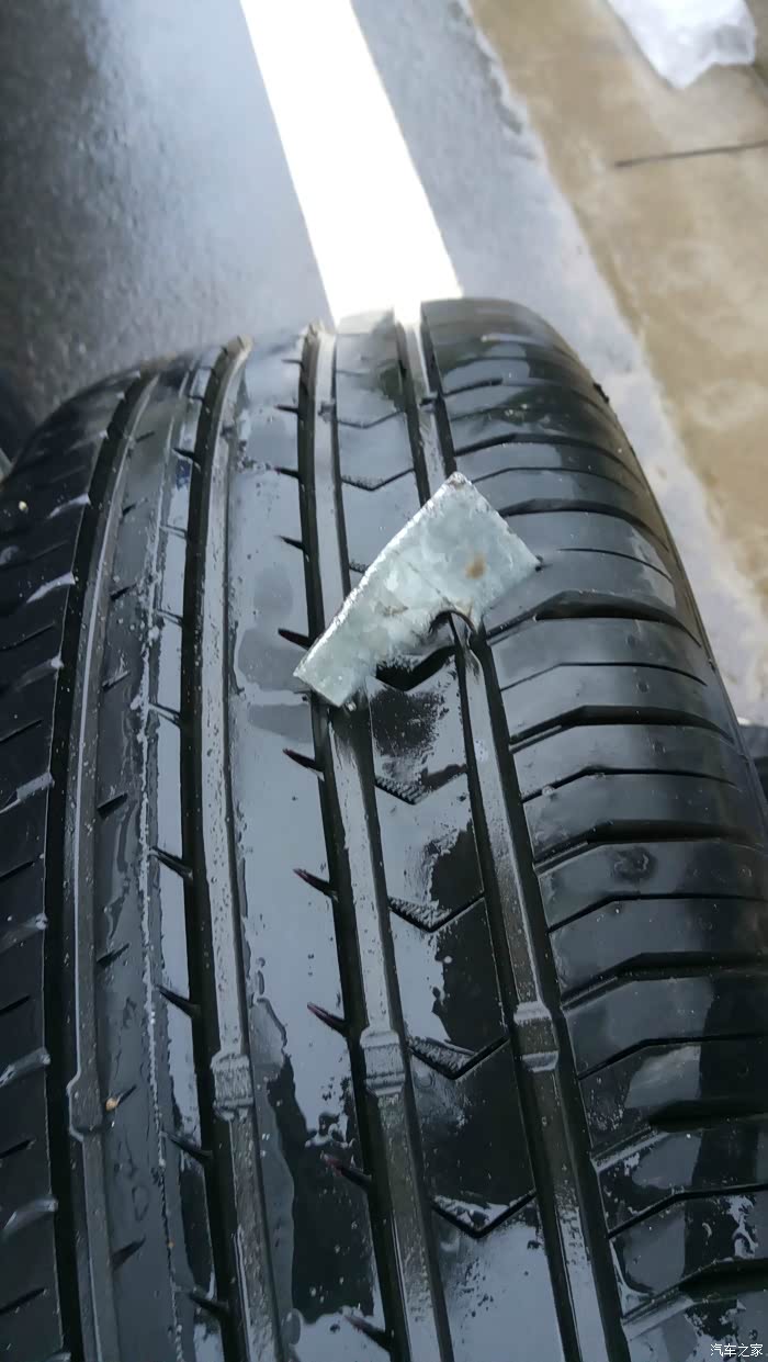 新车雨天80码爆胎