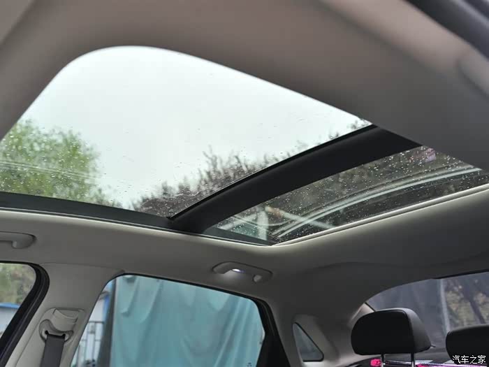 每次打开全景天窗,都会有那么一瞬间被美到,不仅视野一级棒,还更高大