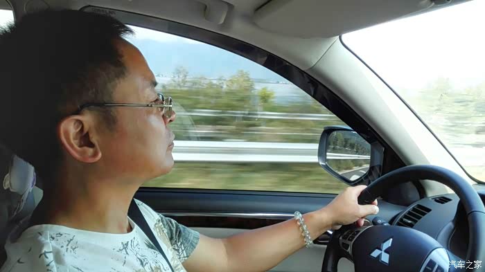 本人正在专心开车.