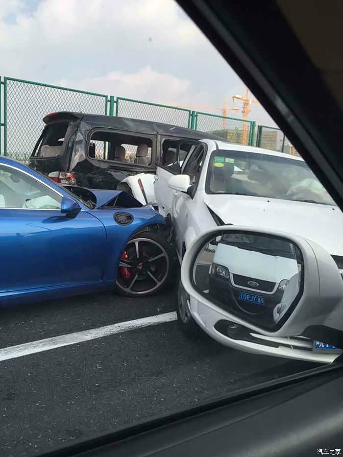嘉闵高架漕宝路出口惨烈车祸
