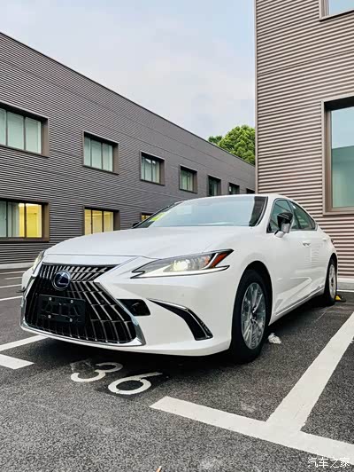 最新款雷克萨斯es300h