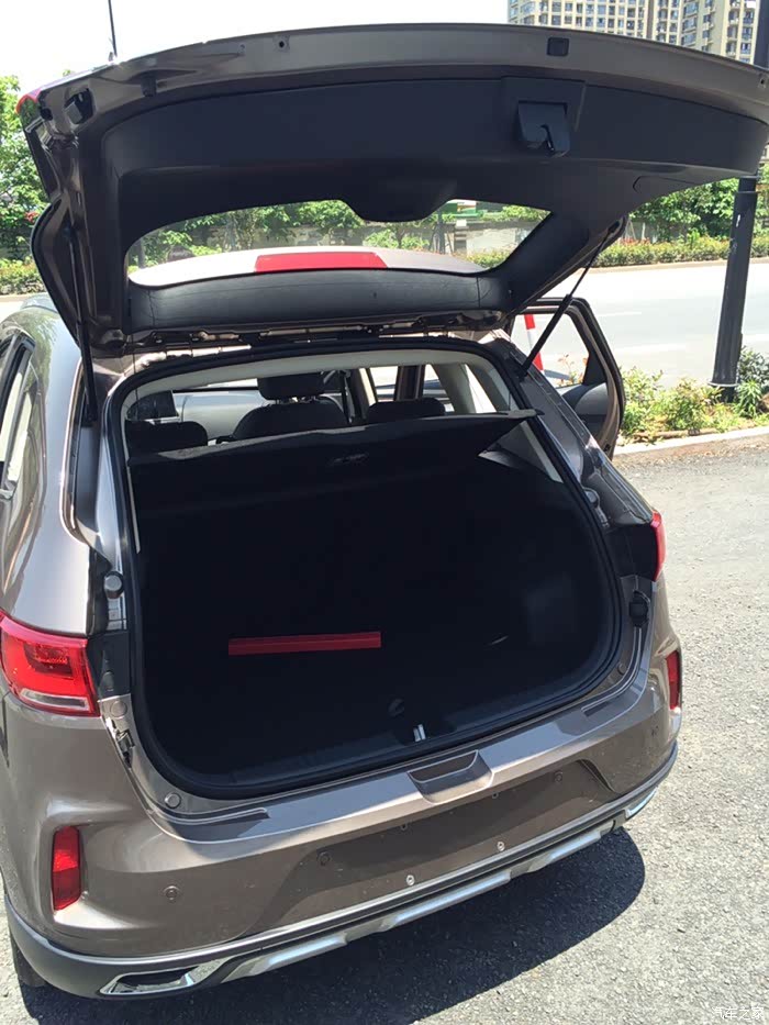 我是个钓鱼爱好者,这个后备箱放些鱼具还是可以的