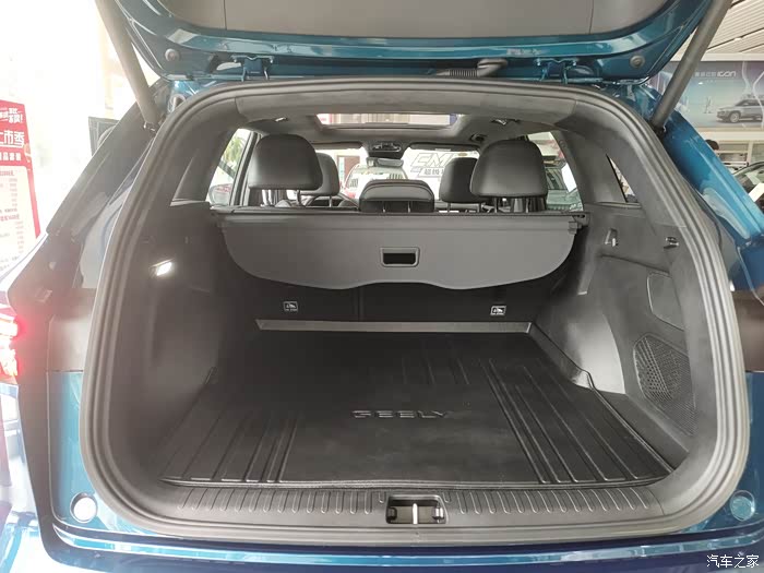 车后备箱很大,空间足够用