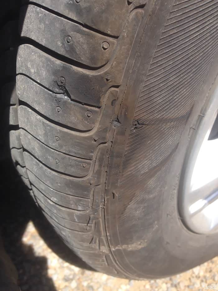 轮胎压马路牙子了,严重吗