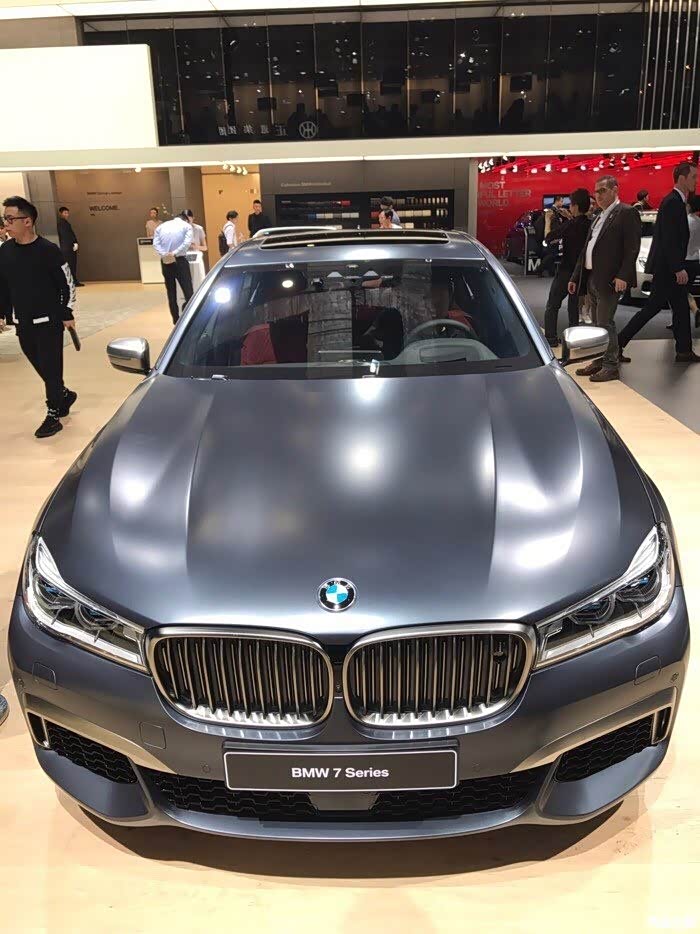 宝马m760li磨砂灰和磨砂棕的区别