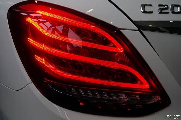 新一代e级的尾灯点亮效果为什么天使翅膀没有了有对比图