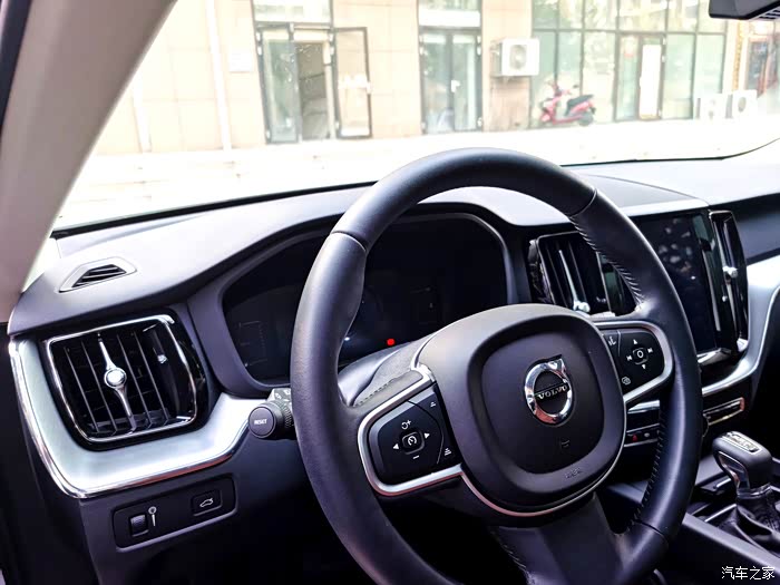 内饰部分,简单大方,北欧风浓郁,实用而又不失豪华.