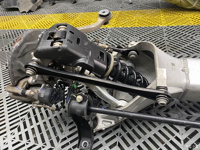 老标致508升级508l全铝副车架