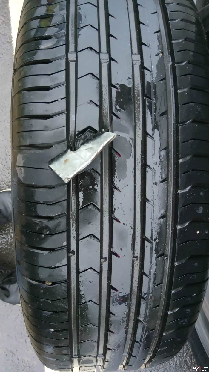 新车雨天80码爆胎