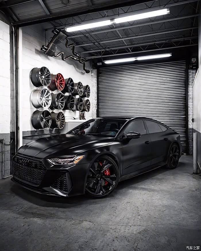 黑武士的奥迪rs7可是太他帅了