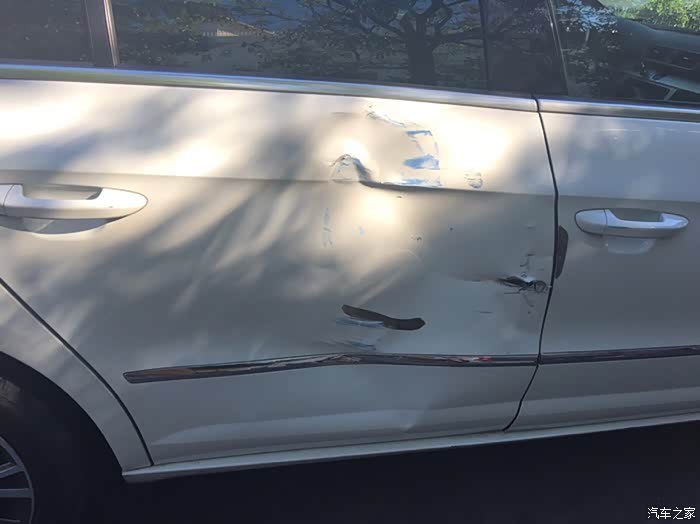 车被撞了后门报废