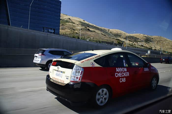丰田普锐斯油电混合出租车,美国城市里非常多,但是几乎看不到纯电动