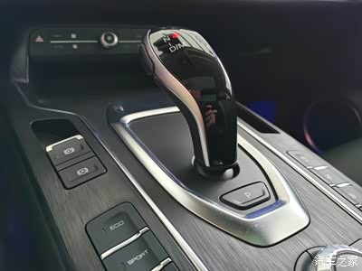 大鸡腿(电子档杆),手感很好,档位的切换逻辑也很容易上手.