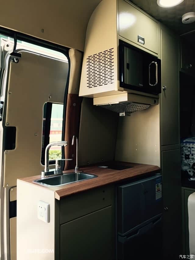 车载厨房:水槽,油烟机,微波炉,双门冰箱(配了单独的逆变