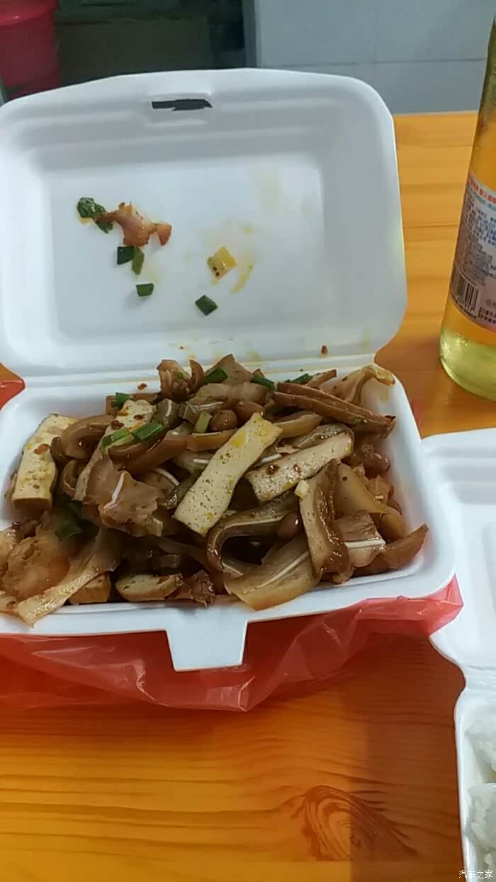 切盘卤菜喝点纯生太热了