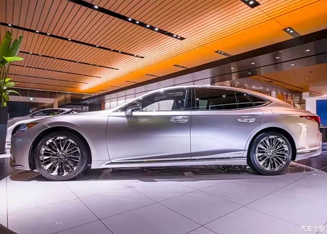 雷克萨斯家族的"王者",气势不输宝马7系.