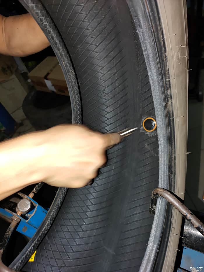 上班路上遭遇补胎!