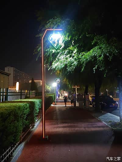 路边路灯也比较有特点