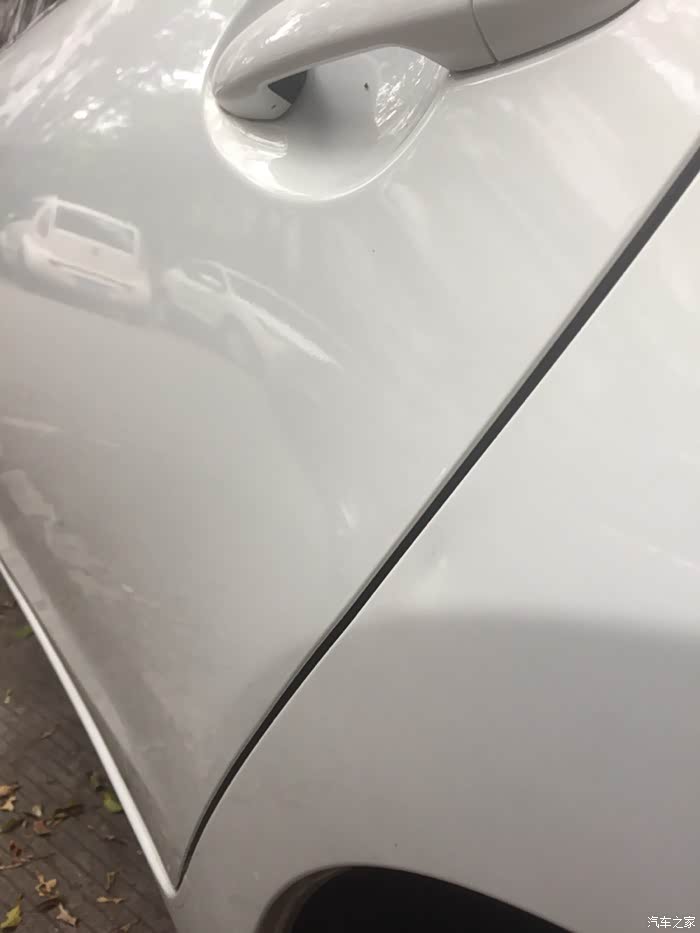 侧边被人开车门碰出一个凹进去的小坑怎么处理呢