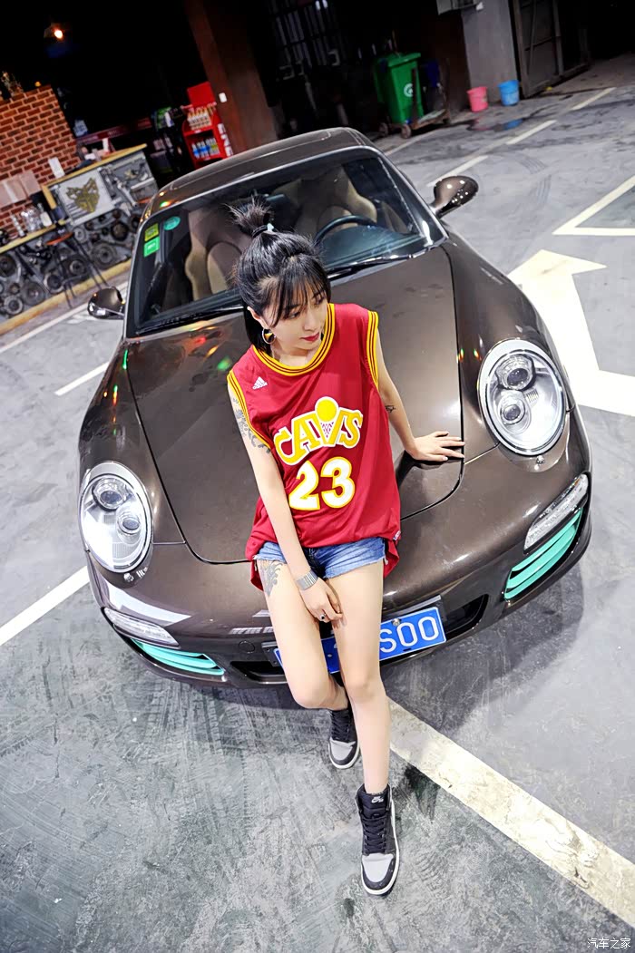 老厂房里ajgirl与保时捷911