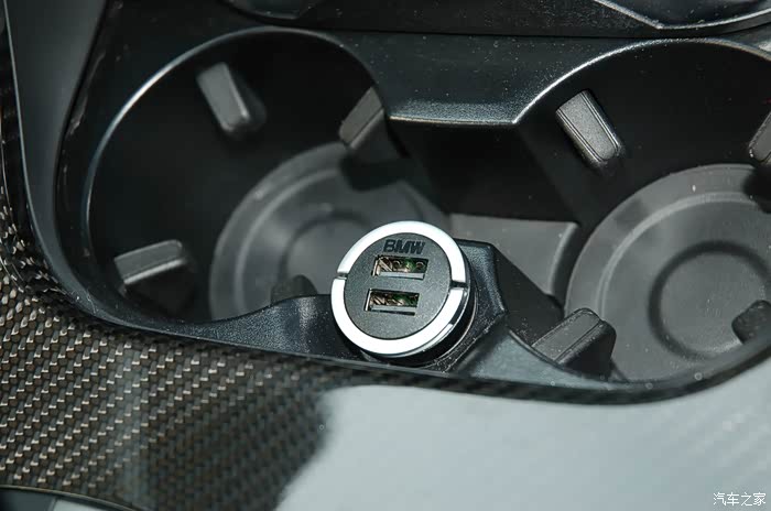 宝马原厂的双口usb充电插头,做工非常精致,以后出远门可以不带充电宝