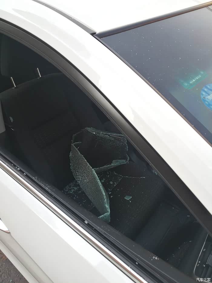 青天白日朗朗乾坤被砸车玻璃