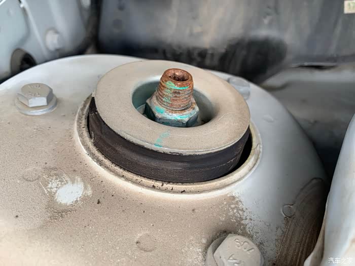 18速腾减震器上部偏磨